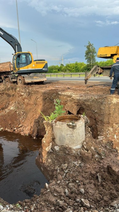 В Кирове устраняют последствия прорыва канализационного коллектора