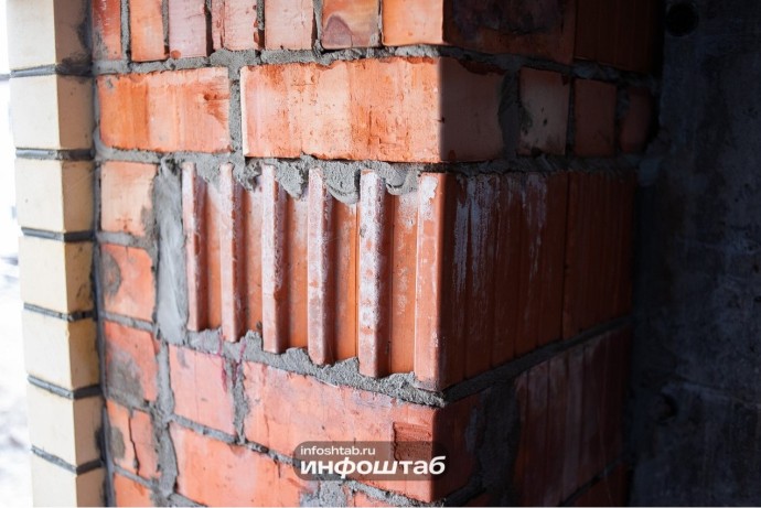 В Астрахани к пятиэтажке с трещиной в стене прибыли экстренные службы В Астрахани к пятиэтажке с трещиной в стене прибыли экстренные службы