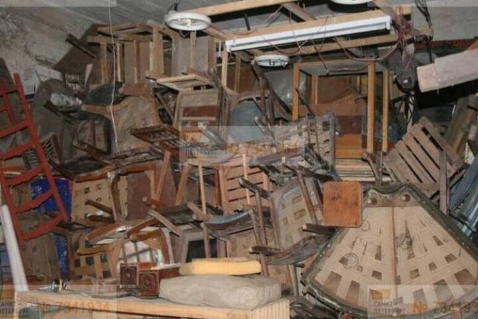 Кладбище стульев образовалось на чердаке дома на Разъезжей улице Кладбище стульев образовалось на чердаке дома на Разъезжей улице