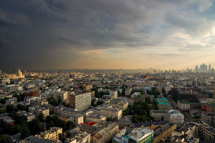 Ливень, гроза и град: москвичей предупредили об ухудшении погоды