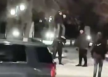 В Белогорске подросток забрался на памятник Вежливому солдату