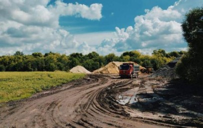 В Курской области реконструируют автодорогу и возводят новый мост через реку Оскол