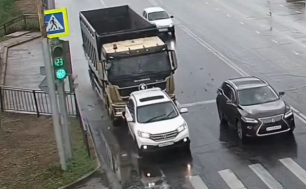 В Улан-Удэ большегруз Shacman протаранил Honda CR-V