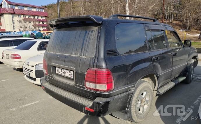 Неизвестный врезался в Lexus LX470 и уехал с места ДТП в Южно-Сахалинске