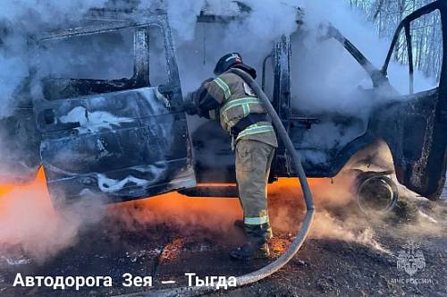 В Зейском округе загорелся грузопассажирский фургон В Зейском округе загорелся грузопассажирский фургон