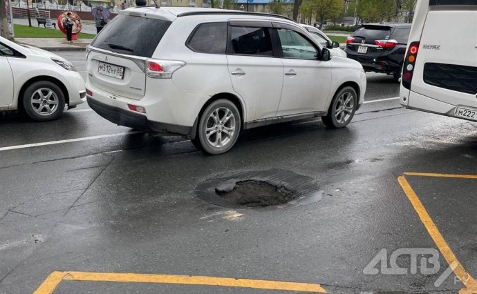 Автомобили влетают в дыру на дороге у Чехов-центра в Южно-Сахалинске
