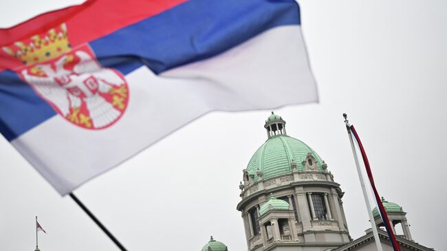 Люди собираются у вокзала Нови-Сада на годовщину трагедии Люди собираются у вокзала Нови-Сада на годовщину трагедии