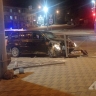 Серьёзное ДТП произошло в Южно-Сахалинске - автомобиль пробил ограждение