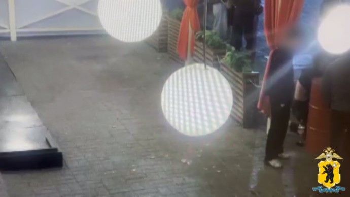 В баре Ярославля молодой охранник избил посетителя и заставил его перевести себе деньги