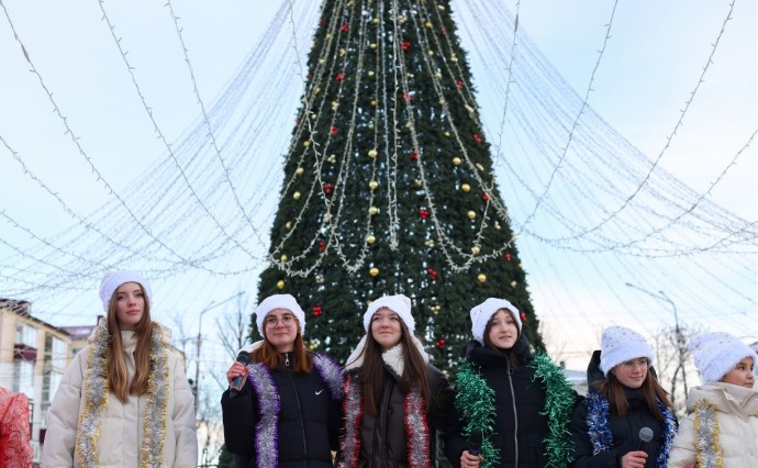 На открытие главной новогодней ели в Корсакове приехал весёлый Мандарин