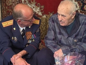 На Камчатке офицер регионального ведомства СК России поздравил ветерана Великой Отечественной войны со 100-летием