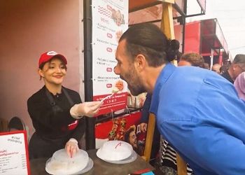 Итальянца в Благовещенске удивляли караваем с соевым соусом и пельменным рекордом