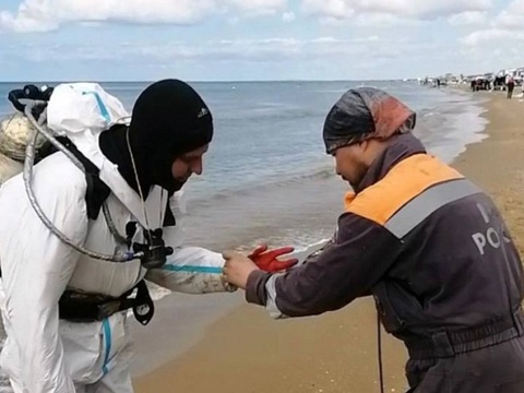 Саранские спасатели участвуют в ликвидации последствий разлива мазута в Анапе