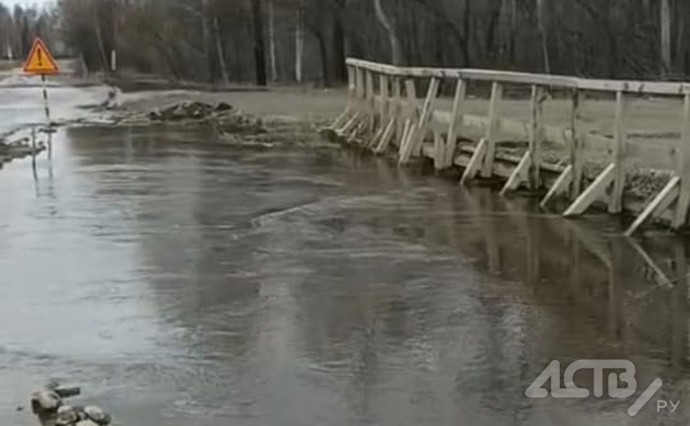 "Вода продолжает прибывать": новые кадры затопленной дороги в Тымовском районе
