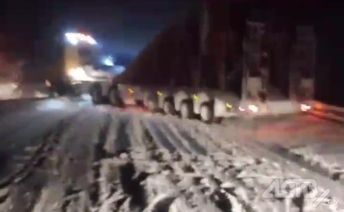 "Всё колом": большегруз застрял поперёк заснеженной трассы в Невельском районе "Всё колом": большегруз застрял поперёк заснеженной трассы в Невельском районе