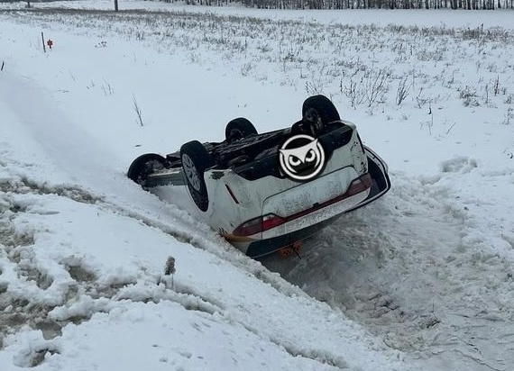 На трассе в Пензенской области вылетела в кювет и перевернулась легковушка