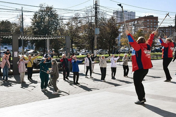 Танцы с оркестром и жонглирование: как в Туле отметили День пожилых людей