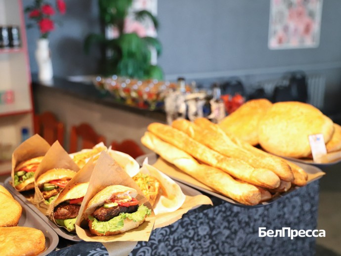 Угощения с восточным колоритом. Турчанка открыла в вейделевском селе кафе по соцконтракту
