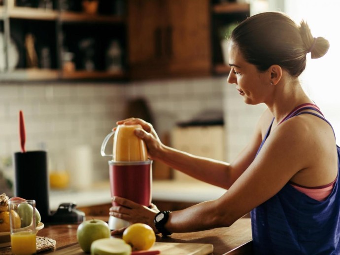 Оливье уменьшает жирность при замене майонеза йогуртовой заправкой — кулинары