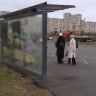 Группа подростков отмыла изрисованную вандалами остановку на Васильевском острове