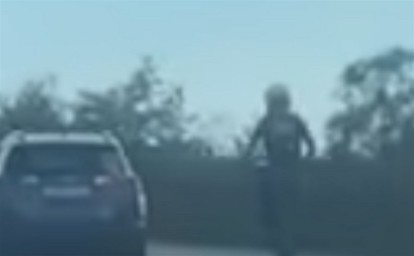 На дороге к Новотроицкому электросамокатчик создавал аварийную ситуацию