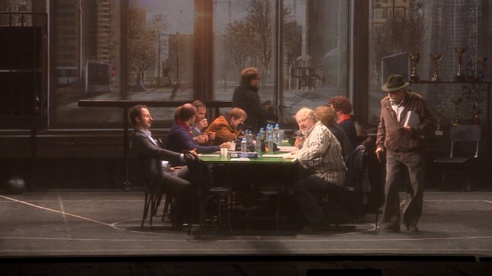 На главной сцене Александринского театра показали спектакль «12» Никиты Михалкова На главной сцене Александринского театра показали спектакль «12» Никиты Михалкова