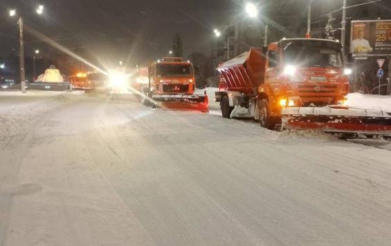 В Курске из-за снегопада ночью на улицы вывели 69 единиц спецтехники