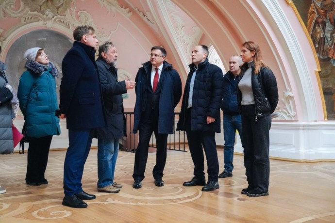 Владимир Омельницкий проверил ход реставрационных работ комплекса Смольного монастыря