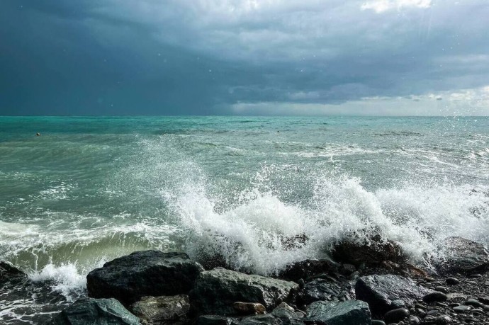 О штормовой погоде предупредили жителей прибрежных регионов