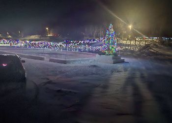 Громадная ледяная горка в Амурской области собрала сотни гостей в первые дни работы Громадная ледяная горка в Амурской области собрала сотни гостей в первые дни работы