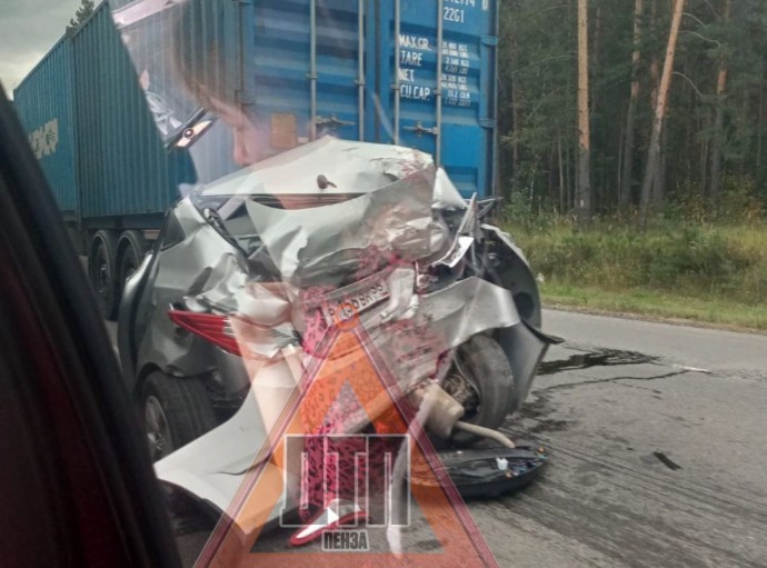 Жуткое ДТП в Пензенской области: легковушку расплющило фурами