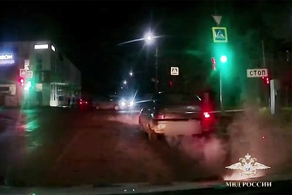 Женщина вынудила российских полицейских открыть по ней стрельбу и попала на видео Женщина вынудила российских полицейских открыть по ней стрельбу и попала на видео