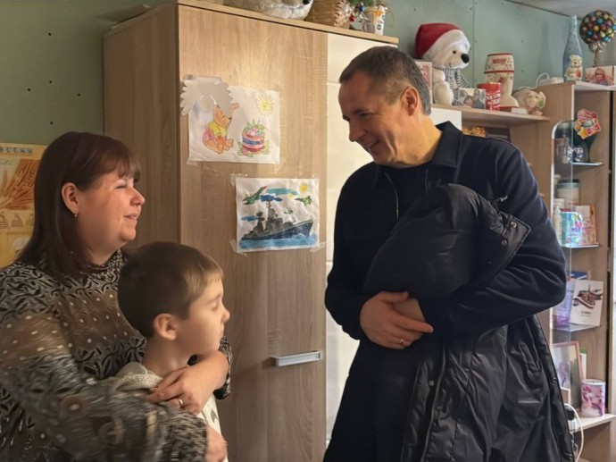 Вячеслав Гладков поздравил с наступающими праздниками семью из Борисовского округа