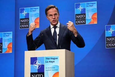 Генсек НАТО выступил с призывом к США после приостановки военной помощи Киеву