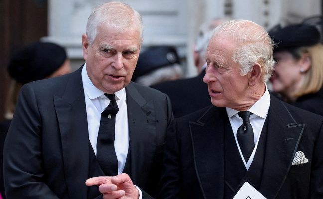 Король Великобритании Карл III лишил брата Эндрю всех титулов Король Великобритании Карл III лишил брата Эндрю всех титулов