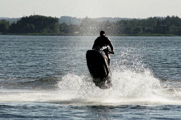 Суд оставил под стражей водителя гидроцикла, сбившего подростков в Приморье