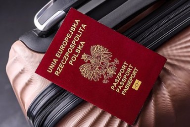 «Покинуть доступными средствами». Граждан Польши просят уехать из России