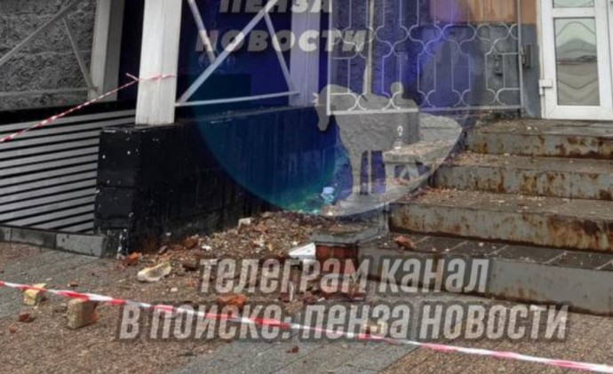 Кирпичи-убийцы обрушились на тротуар центральной улицы Пензы