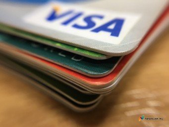 Кредитные карты россиянам стали выдавать реже, но с большими лимитами