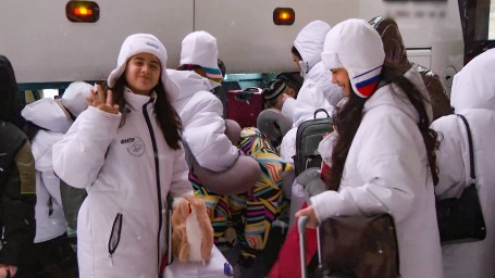 Школьники из Узбекистана, посетившие Петербург на зимних каникулах, возвращаются домой