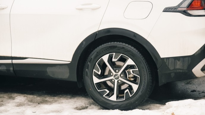 Автоэксперт рассказал, как вытащить застрявший в снегу автомобиль