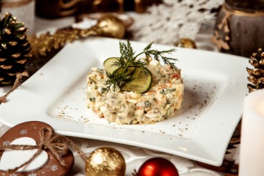 Тамбовчанам рассказали, что и сколько можно хранить с праздничного стола, чтобы не отравиться