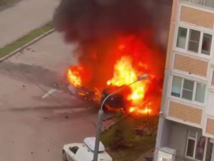 Машина взорвалась во дворе жилого дома в Новой Москве