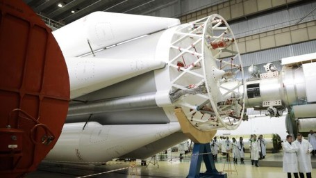 Ракету "Протон-М" сняли со стартового стола на Байконуре, сообщил источник