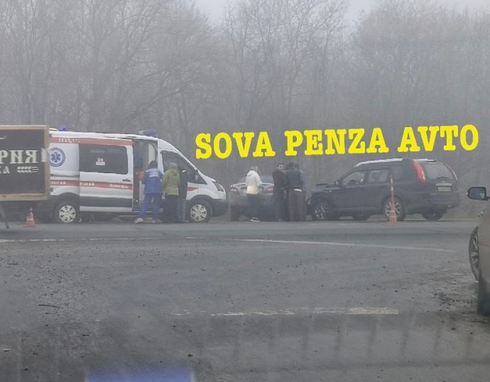 Под Пензой лоб в лоб столкнулись две машины: на месте работали врачи Под Пензой лоб в лоб столкнулись две машины: на месте работали врачи