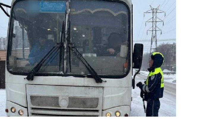 Водителя автобуса посадили в камеру за неисполнение требования сотрудников