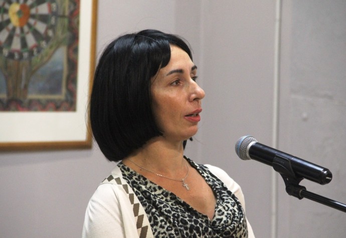 Зачем красивая женщина покупает гайки и грузила?