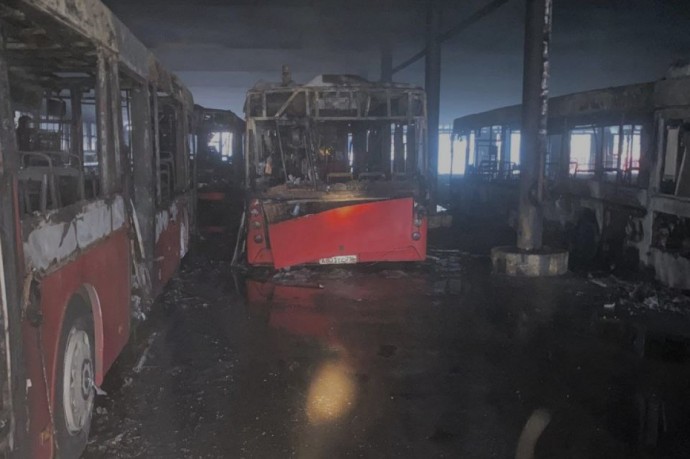 Пять автобусов сгорели в пожаре в ПАТП-2 Казани