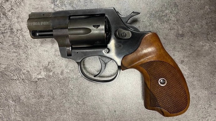 На улице Руставели мужчина не смог открыть шкафчик и пригрозил охранникам травматическим пистолетом На улице Руставели мужчина не смог открыть шкафчик и пригрозил охранникам травматическим пистолетом