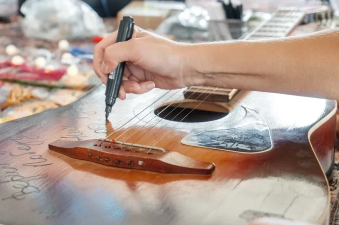 Первые «гитары для Победы» нашли своих адресатов